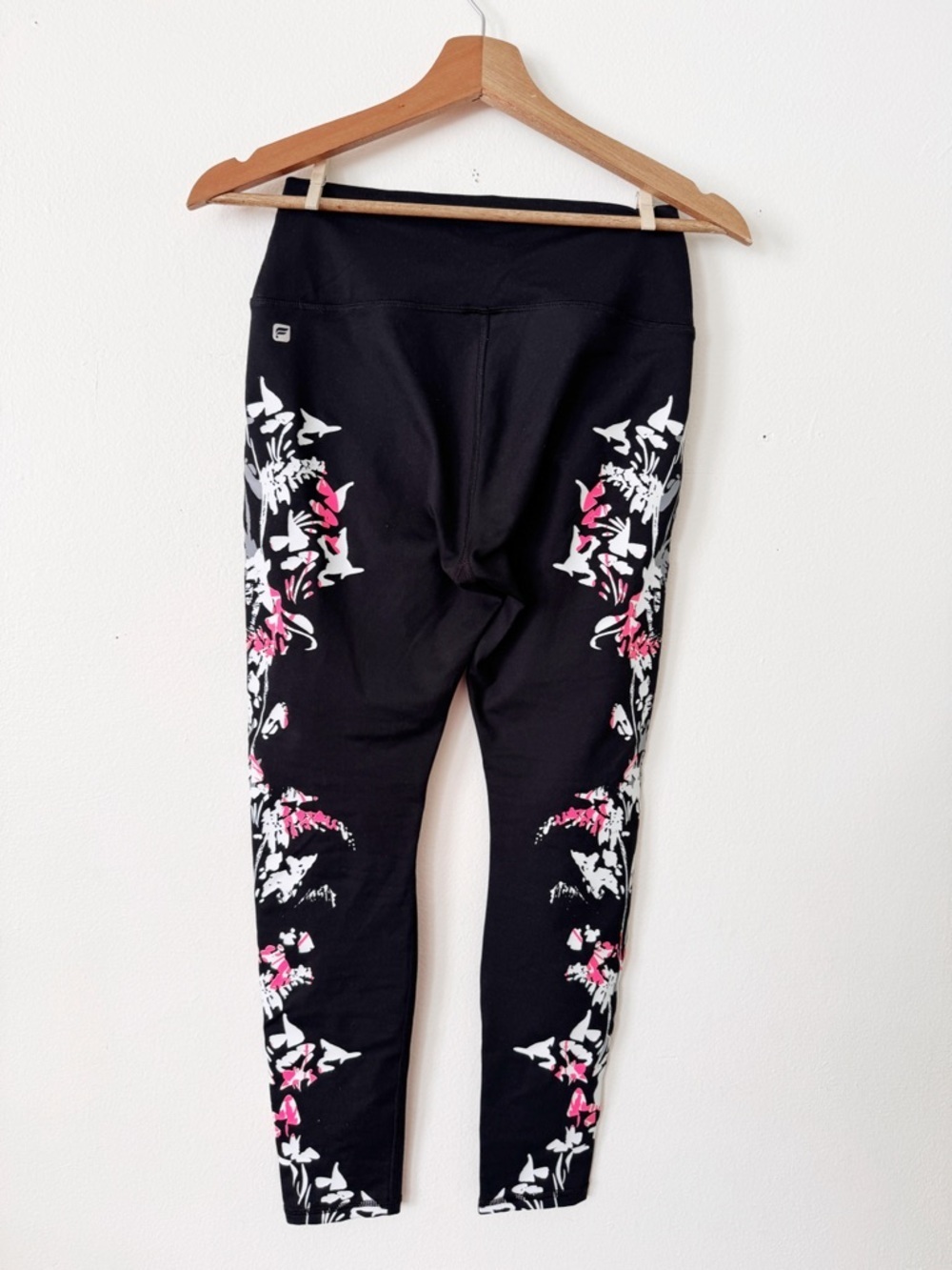 Fabletics Yoga Black Leggings with White and Pink Floral Side Print small NWT - Picture 4 of 4